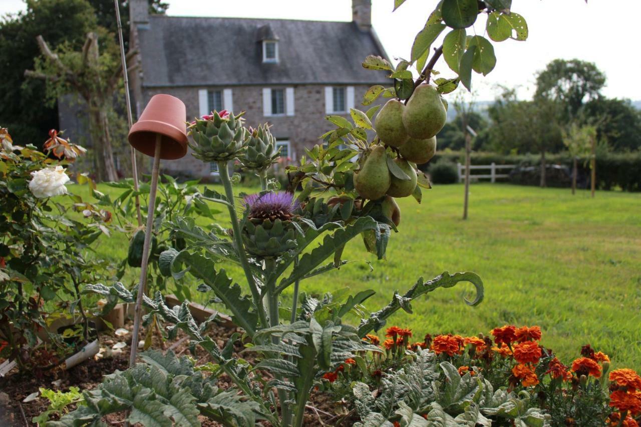 Les Goubelins Bed & Breakfast La Lande-d'Airou Екстериор снимка