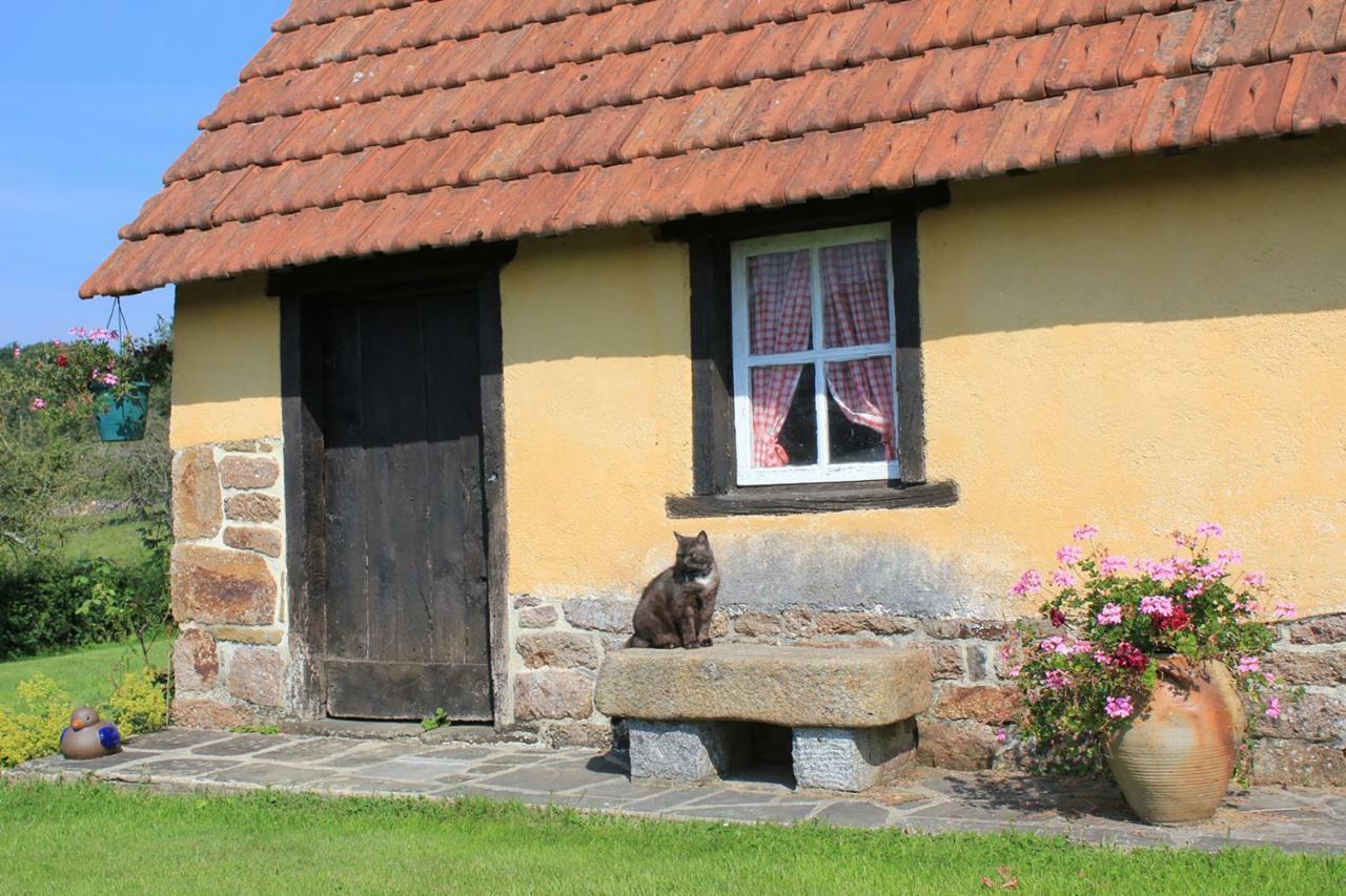 Les Goubelins Bed & Breakfast La Lande-d'Airou Екстериор снимка